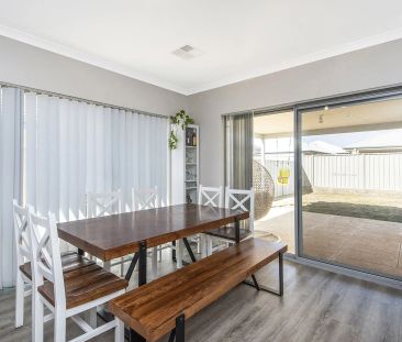 Stylish, Spacious & Seconds from the Sea - With Rear Roller-Door Ac... - Photo 6