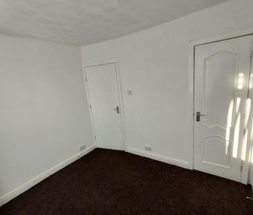 4 bedroom semi-detached house to rent - Photo 3