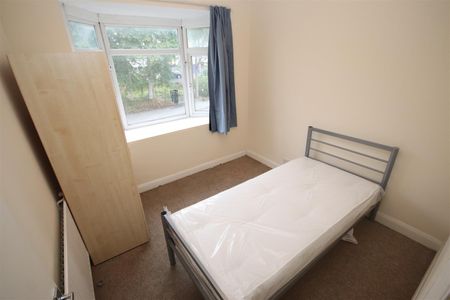 1 bedroom Flat to let - Photo 3