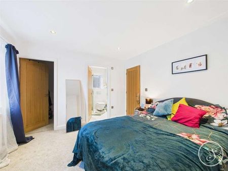 Crescent Gardens, Leeds, LS17 - Photo 5