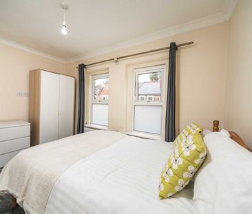 4 Bed Terraced House, Pitcroft Avenue, RG6 - Photo 4