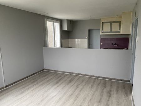 A LOUER - Neuvy Deux Clocher - Maison de 71.66m² avec jardin et garage - Photo 3