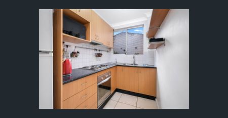 Space, Light and Privacy with a Leafy Outlook - Photo 5