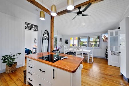 Beautifully Renovated Classic Queenslander - Photo 3