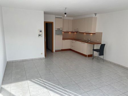 Ruim gelijkvloers appartement met tuintje en garage, ideaal gelegen nabij het centrum van Steenokkerzeel. - Photo 2