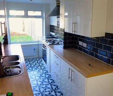 3 bedroom terraced house to rent - Photo 5