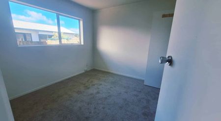 Spacious 2 Bedroom Unit with Private backyard in Papatoetoe - Photo 3