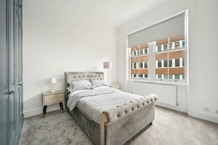 3 bedroom flat in Mayfair - Photo 3