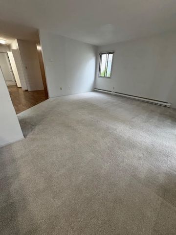 Lovely Unit – Convenient Location! - Photo 3