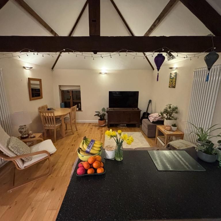 2 bedroom coach house to rent - Photo 1