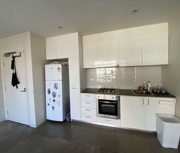 Modern Two Bedroom Apartment in Central Melbourne Location! - Photo 2