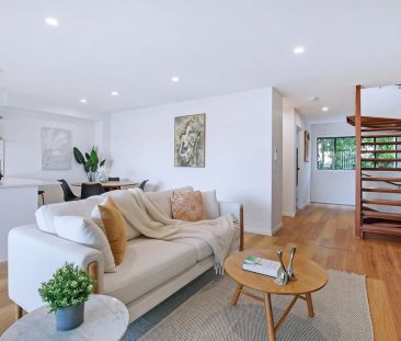 Stylish Townhouse in Prime Carina Heights Location - Photo 2