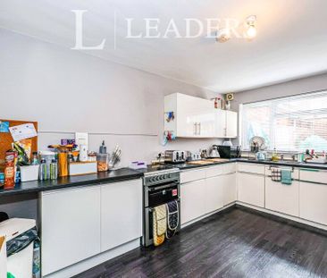 3 bedroom apartment to rent Park Parade, Havant, Hampshire, PO9 - Photo 3