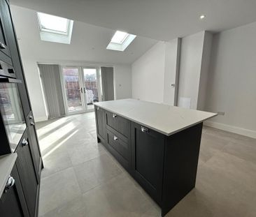 4 bedroom semi-detached house to rent - Photo 5