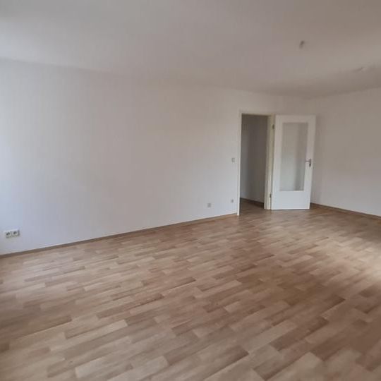 2-Raum-Wohnung DG mit Loggia - direkte Marktlage in Finsterwalde - Photo 1