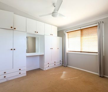 SPACIOUS FOUR BEDROOM FAMILY HOME - Photo 2