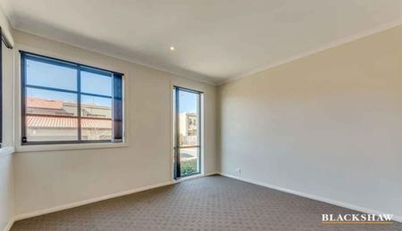 Two Bedroom Apartment In Prime Location - Photo 2