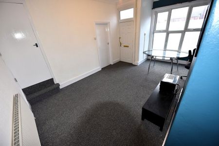 2 bedroom House in Woodlea Mount, Leeds - Photo 2