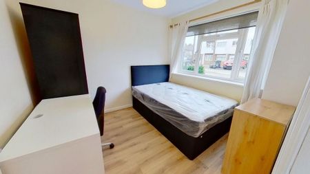 4 bedroom semi-detached house to rent - Photo 4