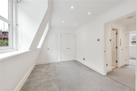 4 bedroom mews to rent - Photo 3