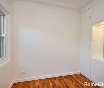 CHARMING FAMILY HOME IN A PRIME LOCATION - Photo 3