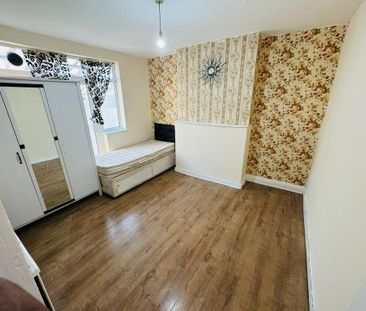 4 bedroom terraced house to rent - Photo 5