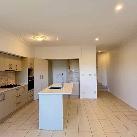 Newly Refurbished 3-Bedroom Duplex Townhouse - Photo 3