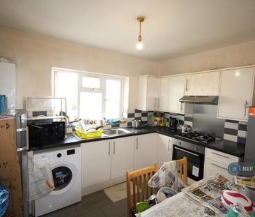 3 bedroom flat to rent - Photo 6