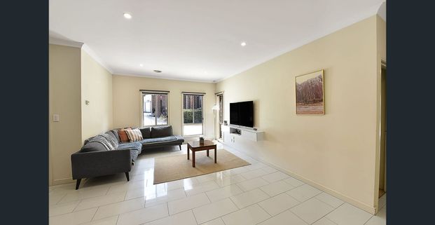 Large Townhouse in Prime Location. - Photo 1