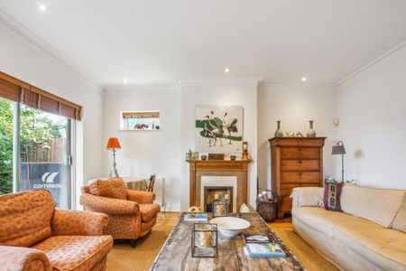 A charming five bedroom detached family residence offering spacious accommodation in Wimbledon Park. - Photo 2