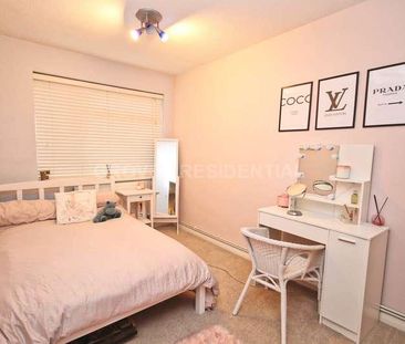 The Avenue, Worcester, KT4 - Photo 1