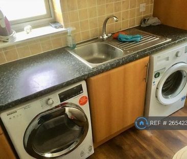 1 bedroom in a house share to rent - Photo 3