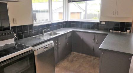 REDWOOD - 3 BEDROOM - DOUBLE GARAGE IN QUIET CUL DE SAC - Photo 2