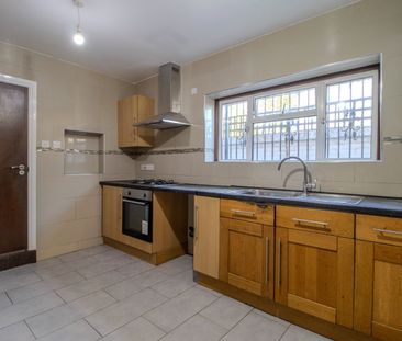 4 Bed End Terrace, Central Park Road, E6 - Photo 5