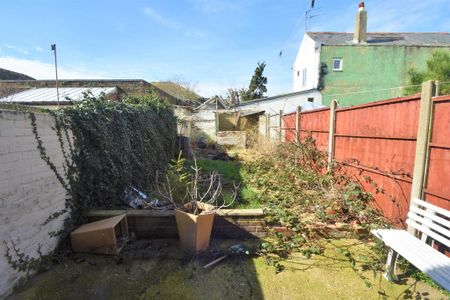 3 bedroom terraced house to rent - Photo 5