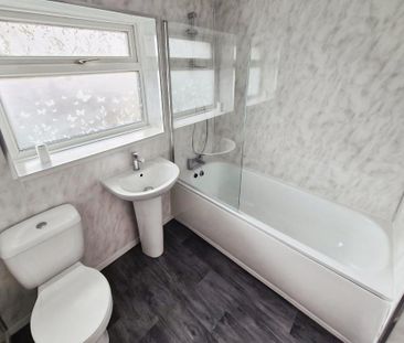 3 bedroom end of terrace house to rent - Photo 2