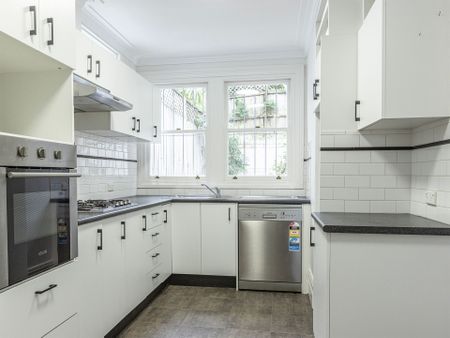 A freestanding Victorian charmer - Photo 5