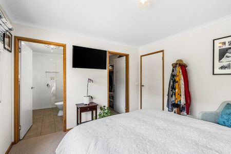 Quality Cambridge Home Offering Comfort and Convenience - Photo 4