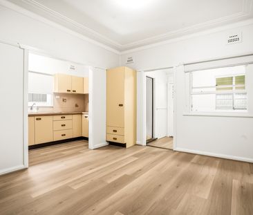 Freshly Painted 3 Bedroom Home, Brand New Flooring Throughout! - Photo 5