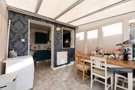 3 bedroom end of terrace house to rent - Photo 4