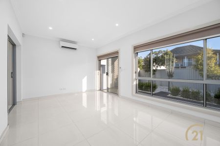 Modern, Spacious, 5 Bedroom Family Home! - Photo 2
