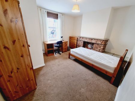4 Bed Student Accommodation - Photo 4