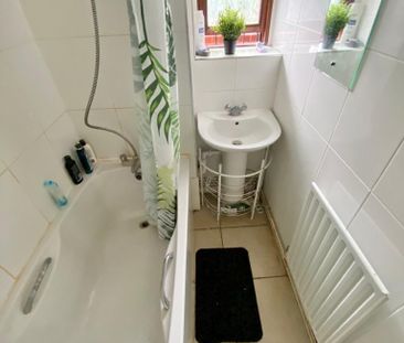 1 bedroom in a flat share to rent - Photo 4