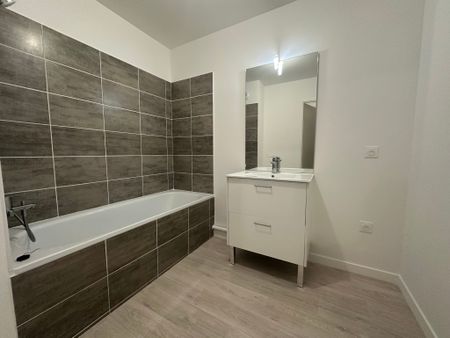 Location Appartement 4 pièces 80m² LUISANT 28600 - Photo 2