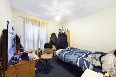 4 bedroom House To Let - Photo 3