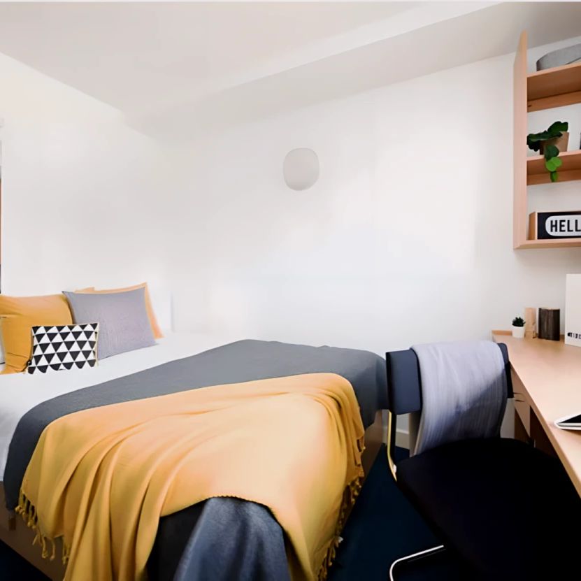Large Ensuite: Two Bed Flat - Photo 1