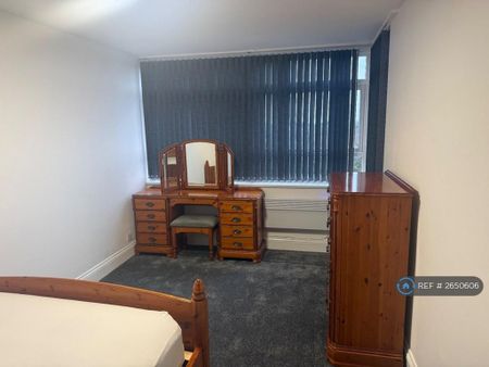 2 bedroom flat to rent - Photo 3