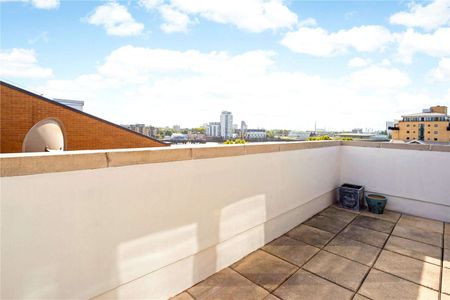 A substantial duplex penthouse which offers impressive views over the London skyline. The property is positioned in a secure gated development. - Photo 4