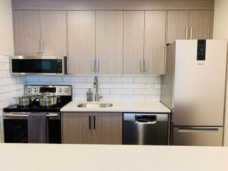 Fully Furnished, Renovated, 2 Bedroom Corner Townhouse In Varsity Nw - Photo 2