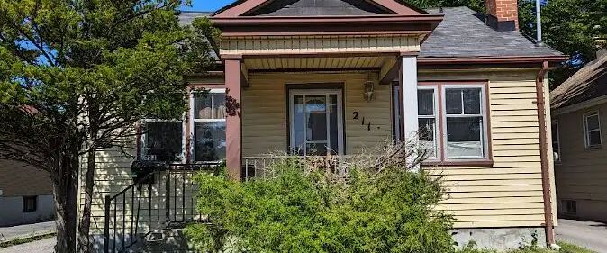 Basement with 3 spacious bedrooms in Residential Zone near all amenities | 211 Park Road South, Oshawa - Photo 1